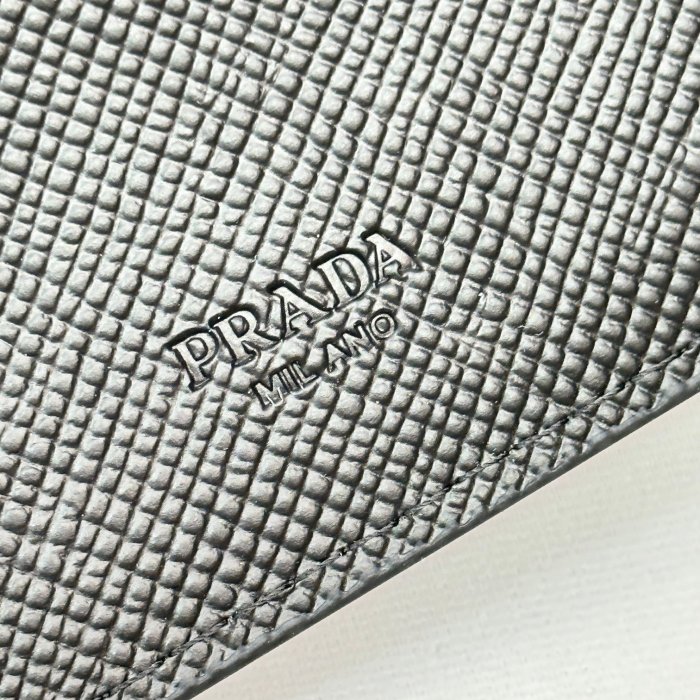 日本未入荷 Pradaプラダ 激安通販 短財布