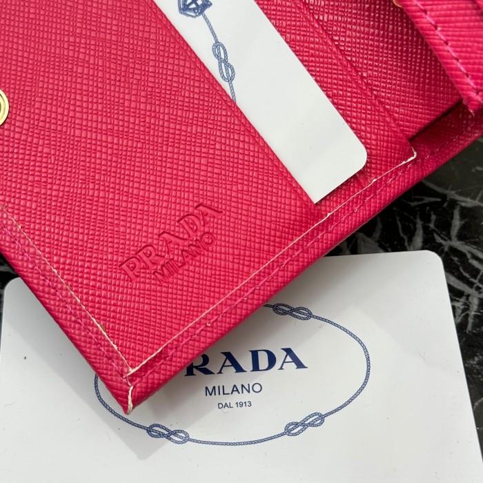 一目惚れ♪ Pradaプラダ 激安通販 短財布