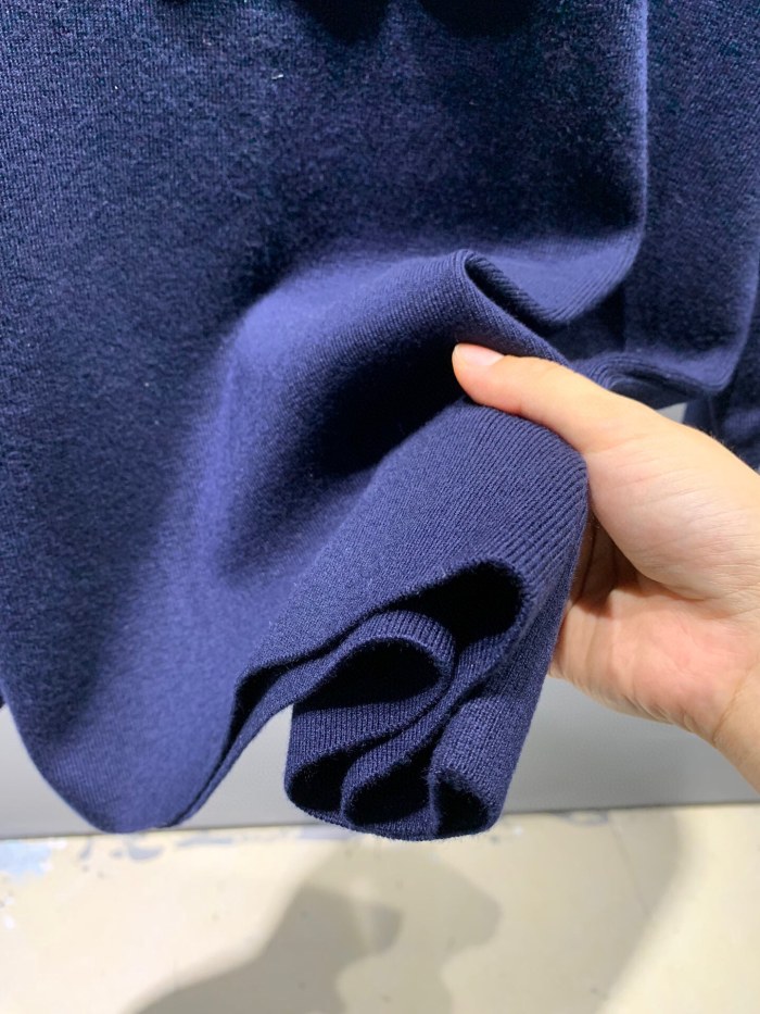 一目惚れ♪ ロエベ n級品 2023秋冬新作立体ロゴカーディガンクルーネックニット