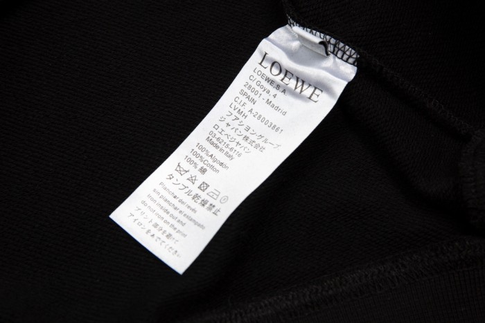 日本未入荷 ロエベ 偽物通販 胸の前にある大きなロゴの凹凸模様の丸首の衛衣