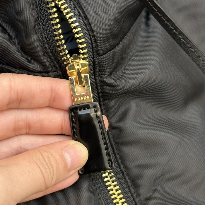 ★超人気 プラダ n級品 24 SS春先の新作アルファベットリボンルーズウエスト開叉パンツ