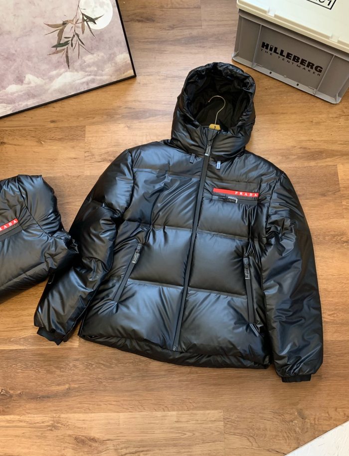 追跡付 プラダ n級品 レッドスタンダード軽量粘着ナイロンダウンジャケット