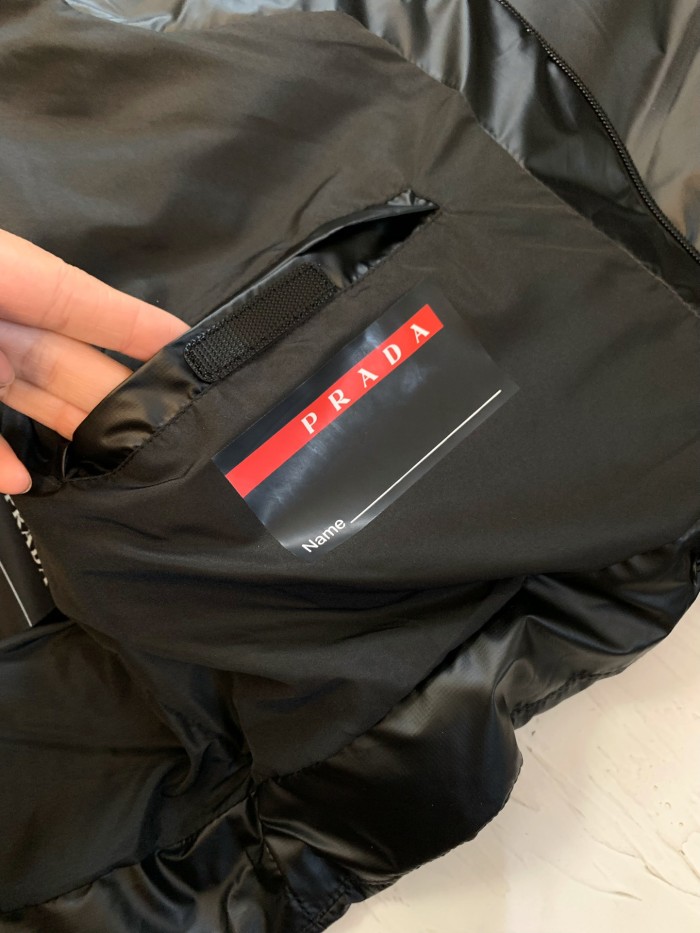 追跡付 プラダ n級品 レッドスタンダード軽量粘着ナイロンダウンジャケット