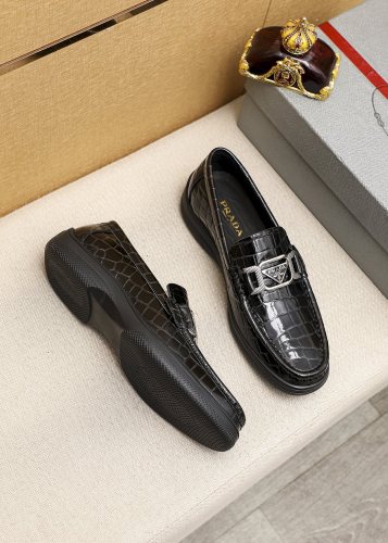 超奇跡の入荷☆ プラダ 激安偽物 カジュアルシューズ
