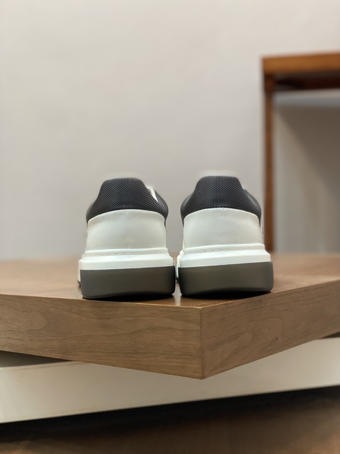 【限定】 プラダ 偽物通販 靴舌車縫ブランドのプラスチックロゴ