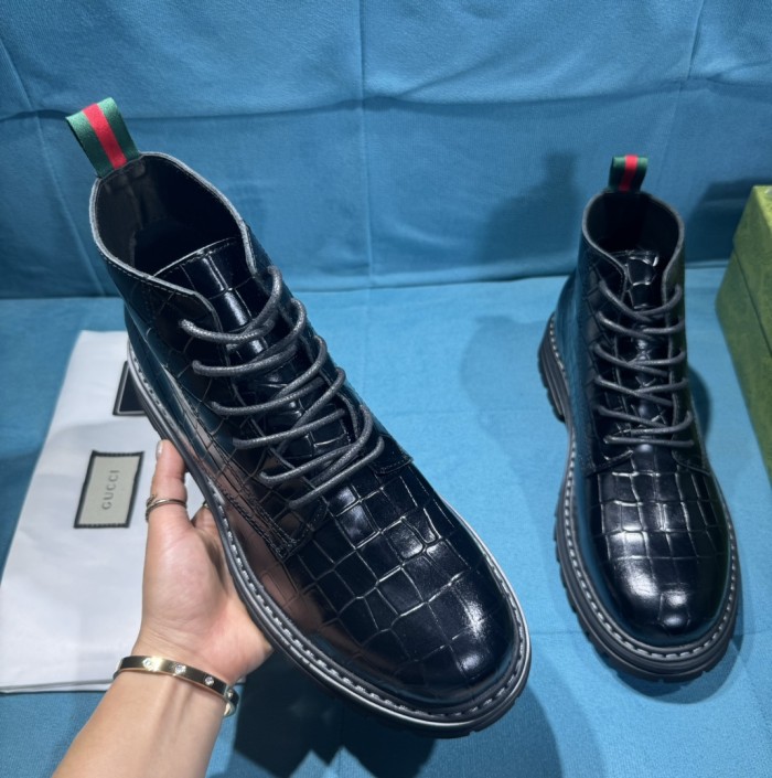 追跡付 グッチ コピーおすすめ 新品のビジネスブーツは全頭層の牛革エンボスの古典的な菱格子模様工芸