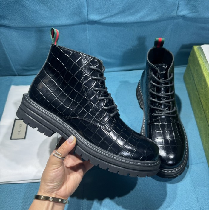 追跡付 グッチ コピーおすすめ 新品のビジネスブーツは全頭層の牛革エンボスの古典的な菱格子模様工芸