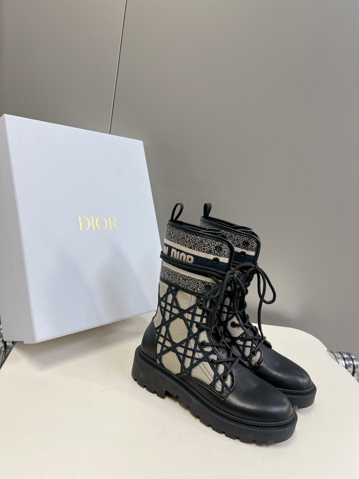 日本未入荷 ディオール 激安偽物 の秋冬ランショーモデルの中筒靴