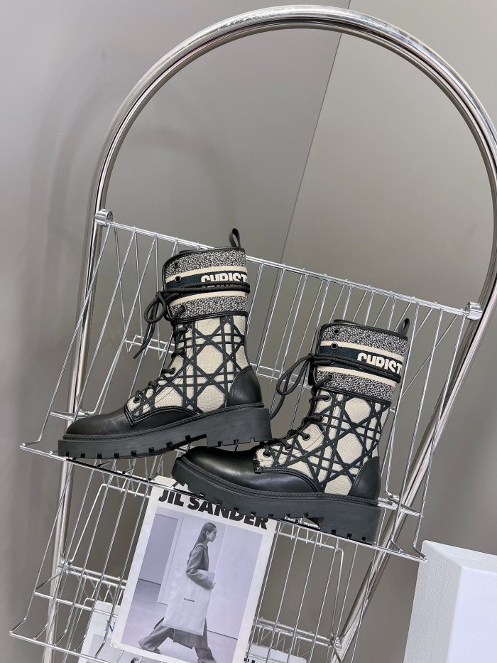 日本未入荷 ディオール 激安偽物 の秋冬ランショーモデルの中筒靴