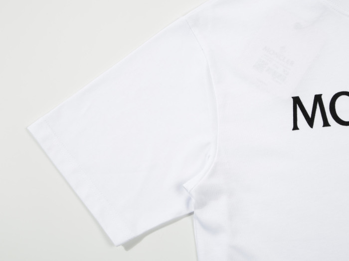 超話題! モンクレール n級品 メンズの新定番スエードプリント工芸章仔ロゴ半袖Tシャツ