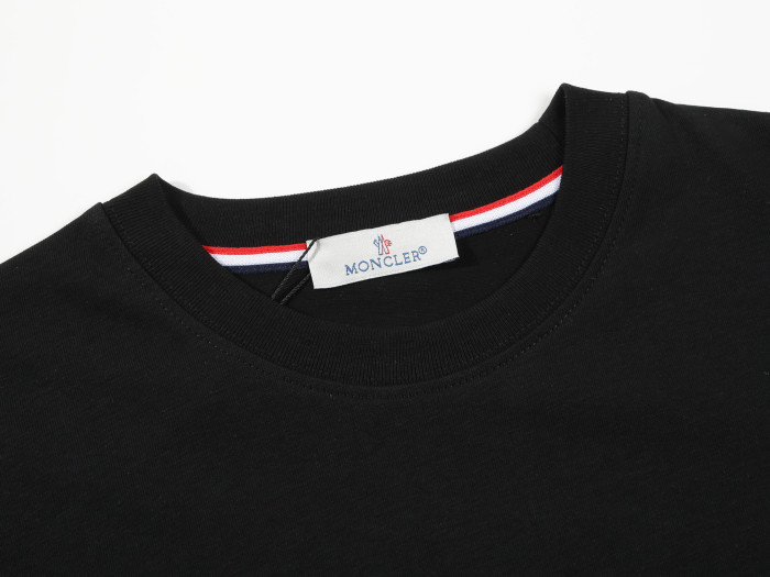 入手困難 モンクレール スーパーコピー メンズの新定番スエードプリント工芸章仔ロゴ半袖Tシャツ
