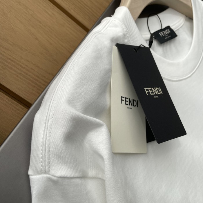 日本未入荷フェンディ n級品 2024春先の新型ダブルFデジタルグラデーションプリント男女同純綿丸首半袖Tシャツ2色