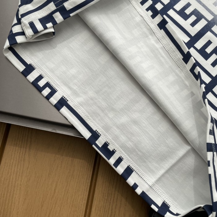 日本未入荷フェンディ n級品 2024春先の新型ダブルFデジタルグラデーションプリント男女同純綿丸首半袖Tシャツ2色