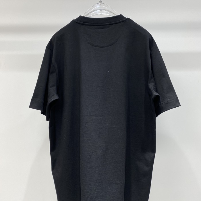 入手困難 フェンディ スーパーコピー クラシックロックロゴ丸首半袖Tシャツ半袖