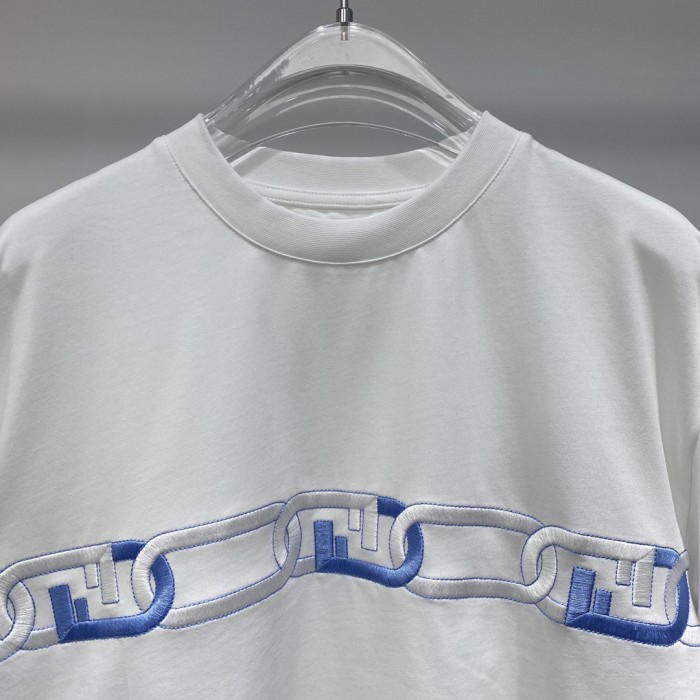 累積売上総額第１位！フェンディ コピー クラシックロックロゴ丸首半袖Tシャツ半袖