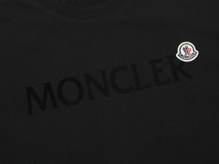 入手困難 モンクレール スーパーコピー メンズの新定番スエードプリント工芸章仔ロゴ半袖Tシャツ