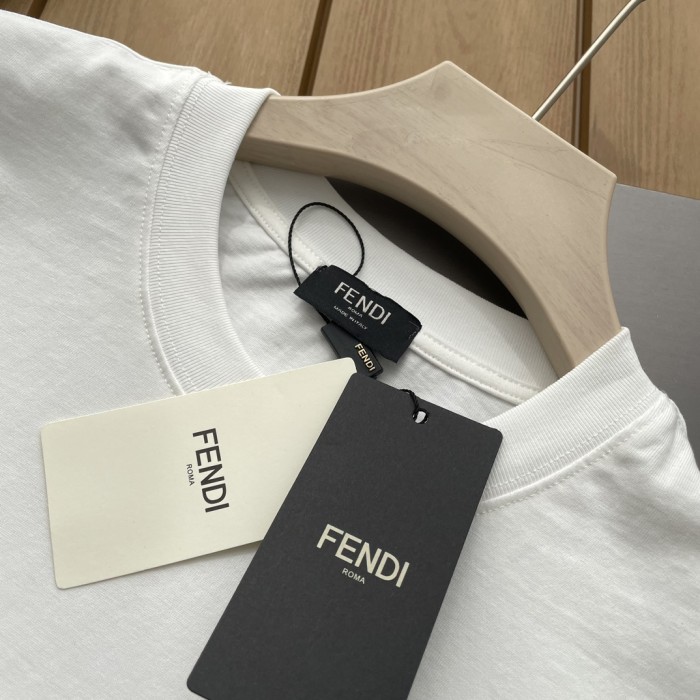 日本未入荷フェンディ n級品 2024春先の新型ダブルFデジタルグラデーションプリント男女同純綿丸首半袖Tシャツ2色