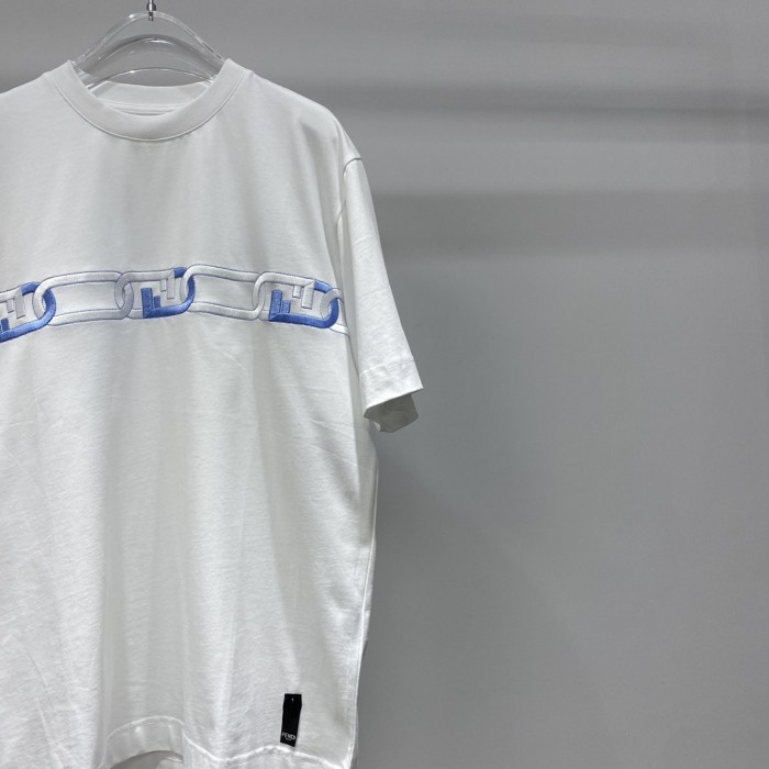 累積売上総額第１位！フェンディ コピー クラシックロックロゴ丸首半袖Tシャツ半袖