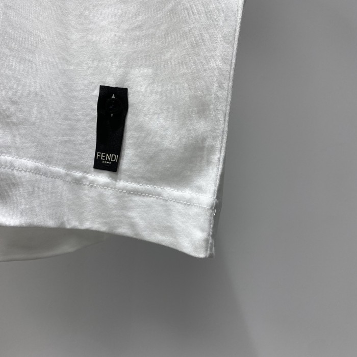 累積売上総額第１位！フェンディ コピー クラシックロックロゴ丸首半袖Tシャツ半袖