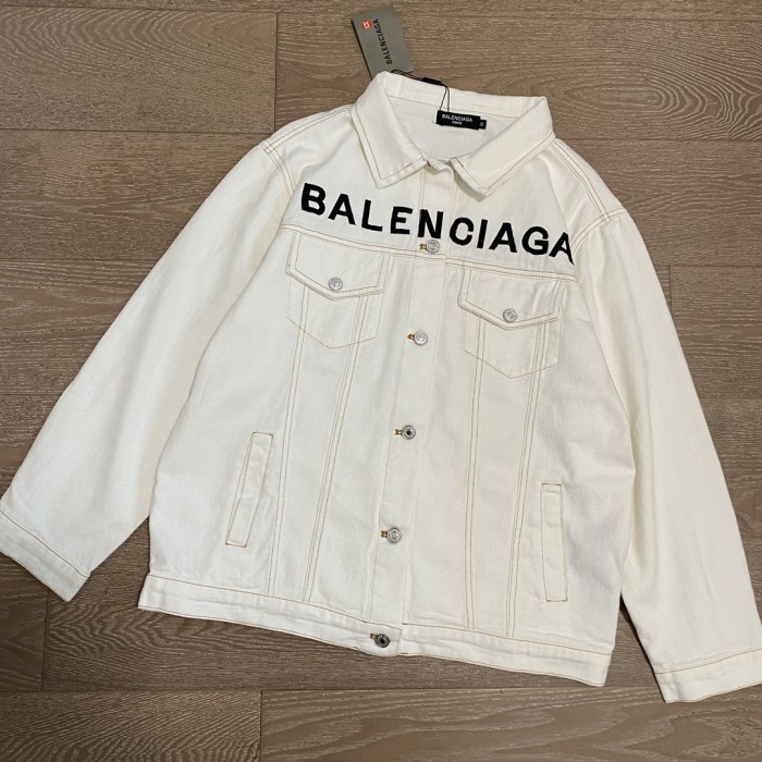 大人気 バレンシアガ コピー Balenciaga新作胸元黒刺繍アルファベットロゴ高品質デニムジャケット2色
