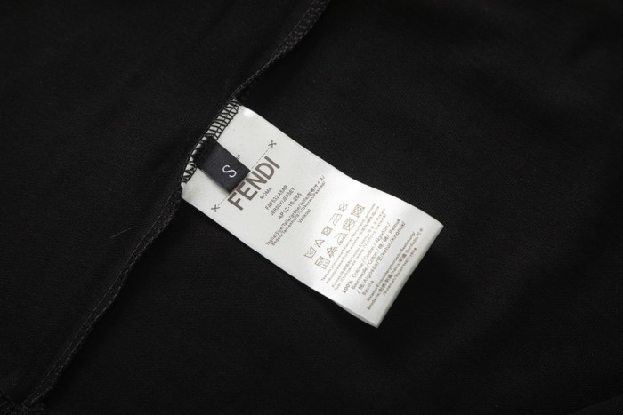 超奇跡の入荷☆ フェンディ 偽物通販 24 ss目もとプリント半袖Tシャツ