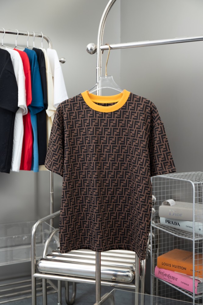 【話題商品！】フェンディ n級品 フルプリントクラシックフルプリントFFロゴラウンドネック半袖Tシャツ