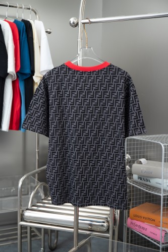 追跡付 フェンディ 激安偽物 フルプリントクラシックフルプリントFFロゴラウンドネック半袖Tシャツ
