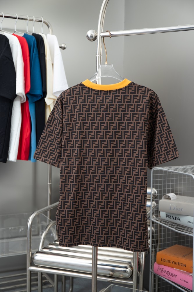 【話題商品！】フェンディ n級品 フルプリントクラシックフルプリントFFロゴラウンドネック半袖Tシャツ