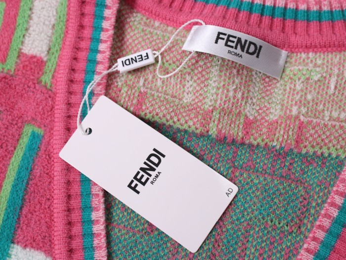 【話題商品！】フェンディ 激安偽物 秋冬新作FFパターン定番タオル刺繍ラウンドネックセーター2色