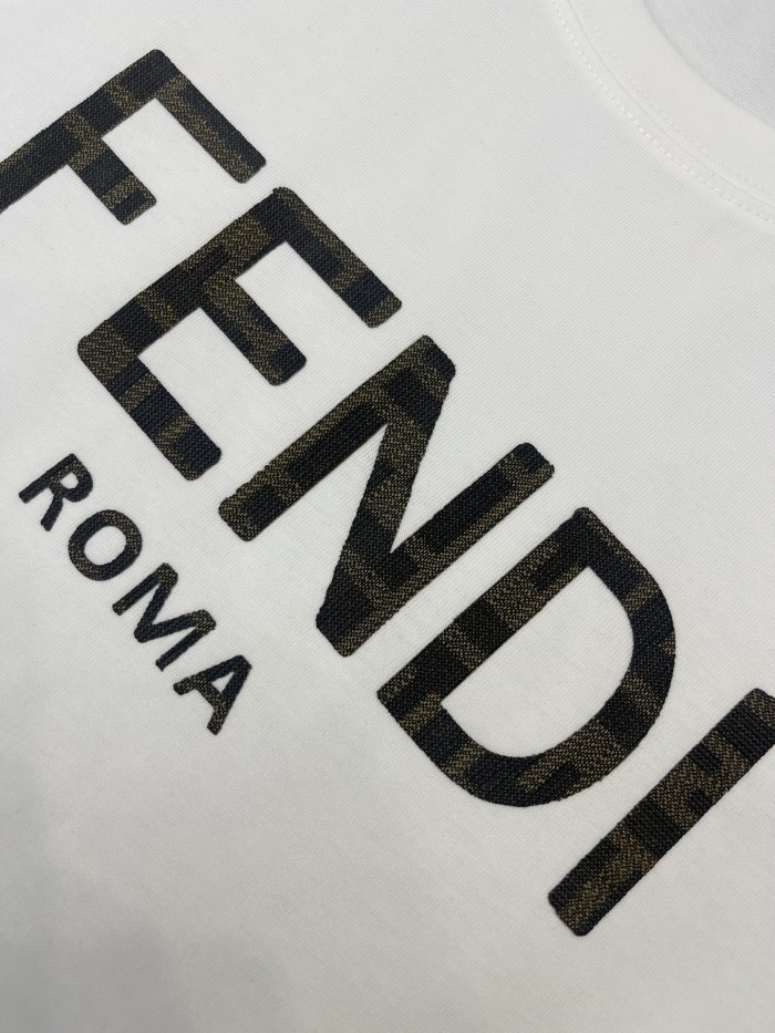 大人気 フェンディ激安通販 2024春夏新作布刺繍ロゴラウンドネック半袖Tシャツ2色