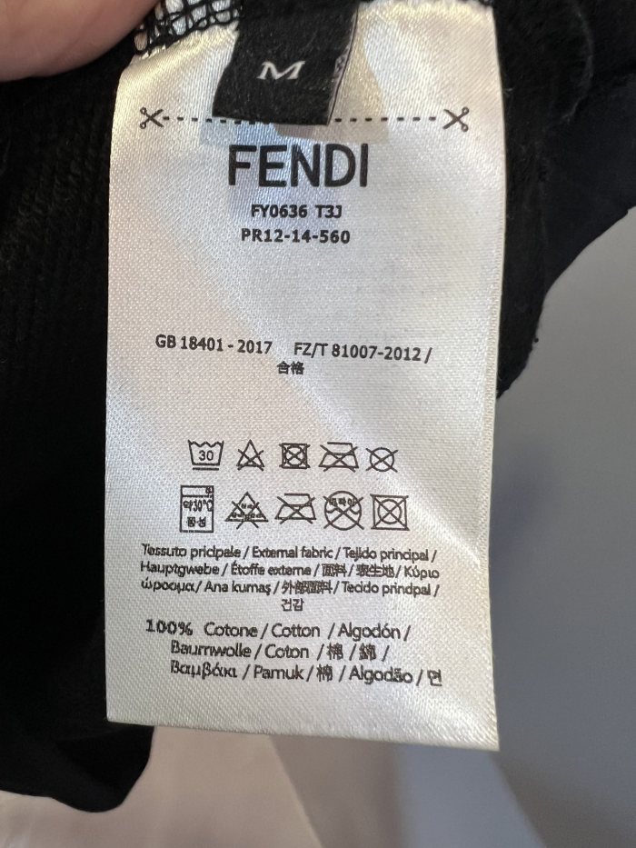 追跡付 フェンディ コピーおすすめ FFクラシックポケットアルファベット連帽パーカー