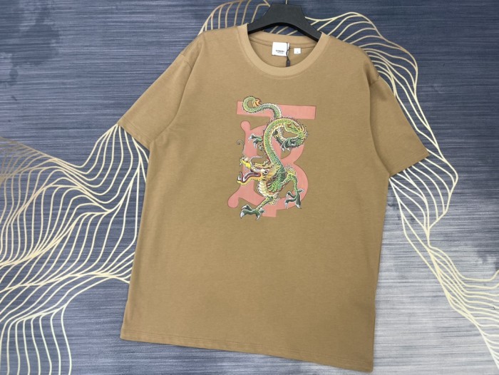 入手困難 バーバリー n級品 2024春夏新作龍年限定ロゴラウンドネック半袖Tシャツ3色