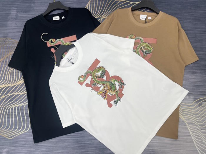 入手困難 バーバリー n級品 2024春夏新作龍年限定ロゴラウンドネック半袖Tシャツ3色