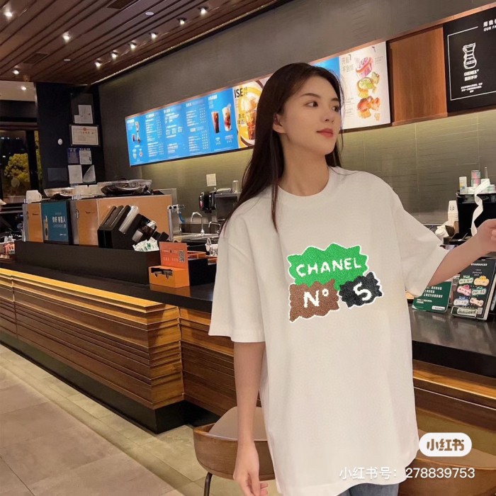 一目惚れ♪ シャネル コピーおすすめ 2024春夏新作タオル刺繍ロゴラウンドネック半袖Tシャツ2色
