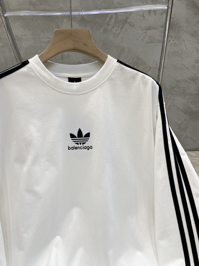 使い勝手良し バレンシアガ コピーおすすめ BALENCIAGA連名アディダスクローバーストライプLOGOプリント丸首長袖Tシャツ