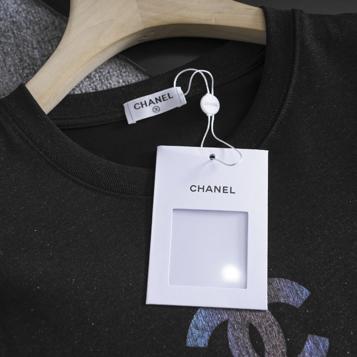 日本未入荷 シャネル 偽物通販 2024春夏新作ダブルCプリントラウンドネック半袖Tシャツ