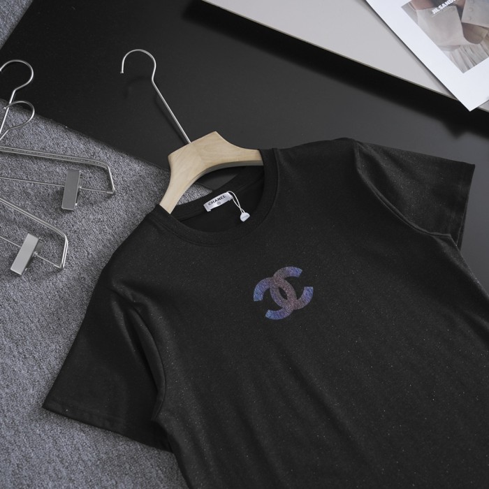 日本未入荷 シャネル 偽物通販 2024春夏新作ダブルCプリントラウンドネック半袖Tシャツ