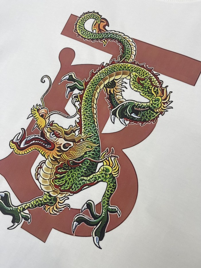 入手困難 バーバリー n級品 2024春夏新作龍年限定ロゴラウンドネック半袖Tシャツ3色