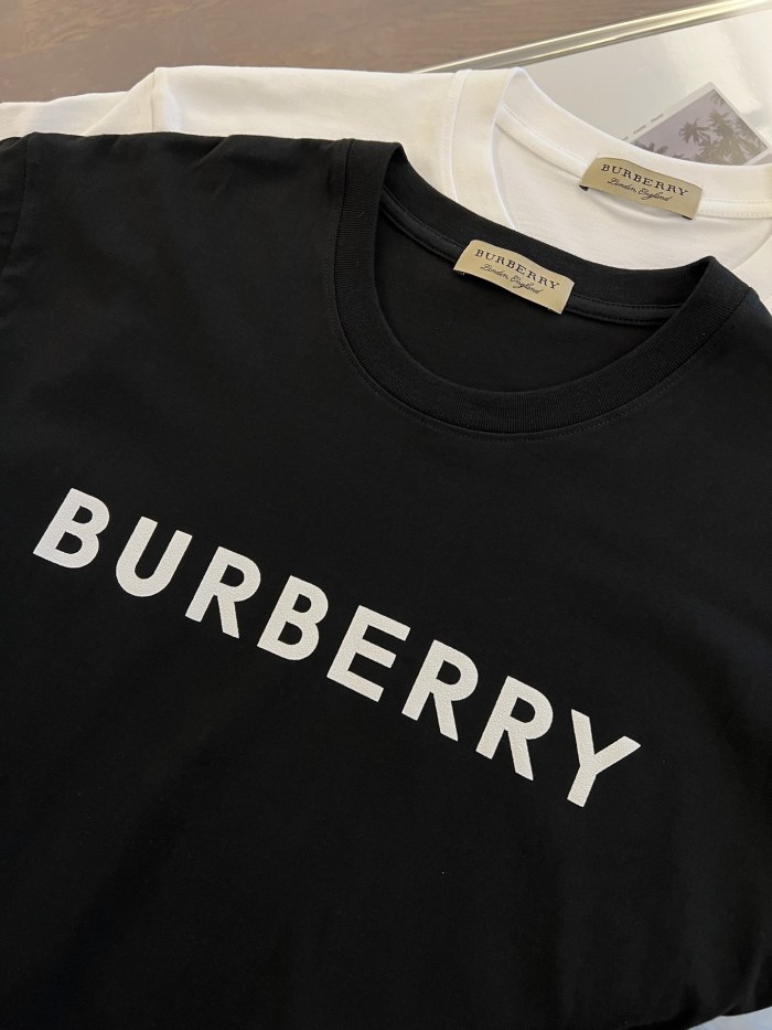 累積売上総額第１位！バーバリー コピーおすすめ 24SS胸元プリント半袖Tシャツ2色