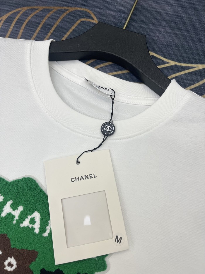 一目惚れ♪ シャネル コピーおすすめ 2024春夏新作タオル刺繍ロゴラウンドネック半袖Tシャツ2色