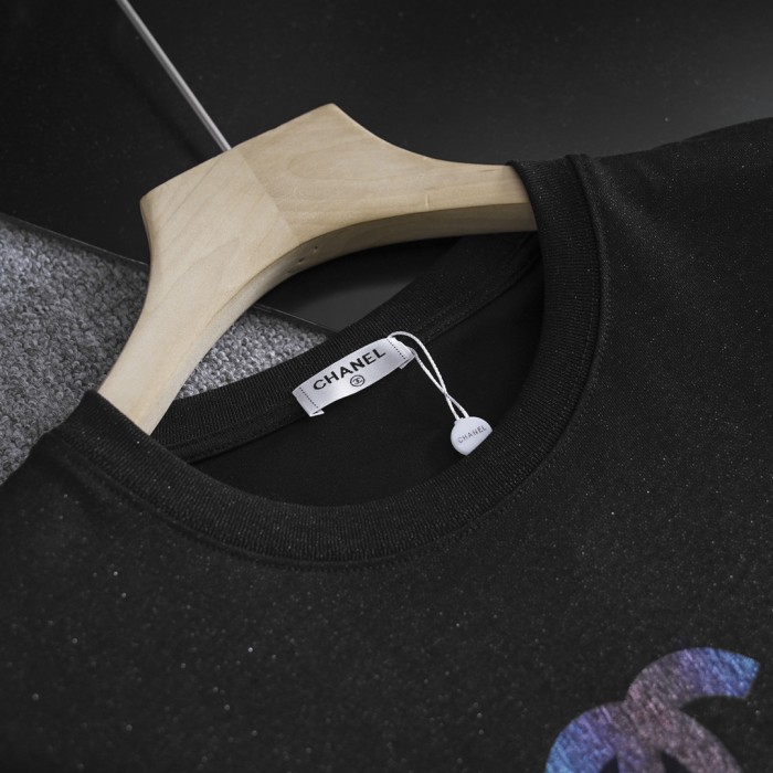 日本未入荷 シャネル 偽物通販 2024春夏新作ダブルCプリントラウンドネック半袖Tシャツ