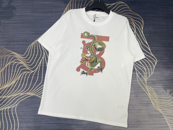 入手困難 バーバリー n級品 2024春夏新作龍年限定ロゴラウンドネック半袖Tシャツ3色