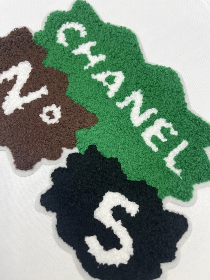 一目惚れ♪ シャネル コピーおすすめ 2024春夏新作タオル刺繍ロゴラウンドネック半袖Tシャツ2色