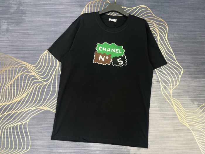 一目惚れ♪ シャネル コピーおすすめ 2024春夏新作タオル刺繍ロゴラウンドネック半袖Tシャツ2色