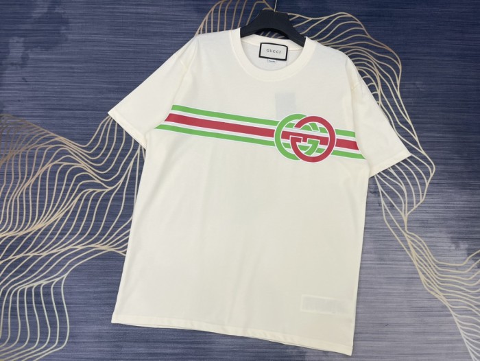 日本未入荷 グッチ 偽物通販 2024春夏新作ストライププリントロゴラウンドネック半袖Tシャツ2色