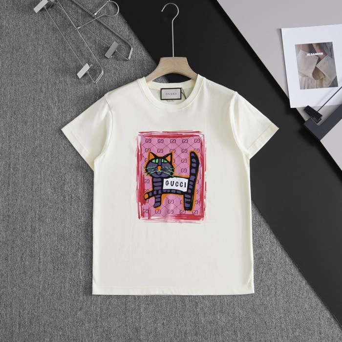 入手困難 グッチ コピー 2024春夏新作グッチネコプリントラウンドネック半袖Tシャツ2色