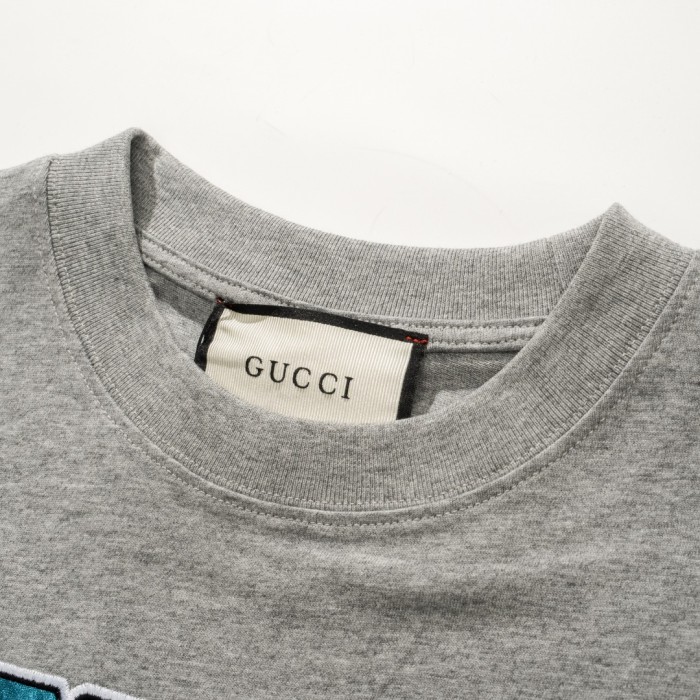 超話題! グッチ 偽物通販 GUCCI 24春先の新作Tシャツ胸にクラシックなダブルG刺繍ロゴ柄半袖
