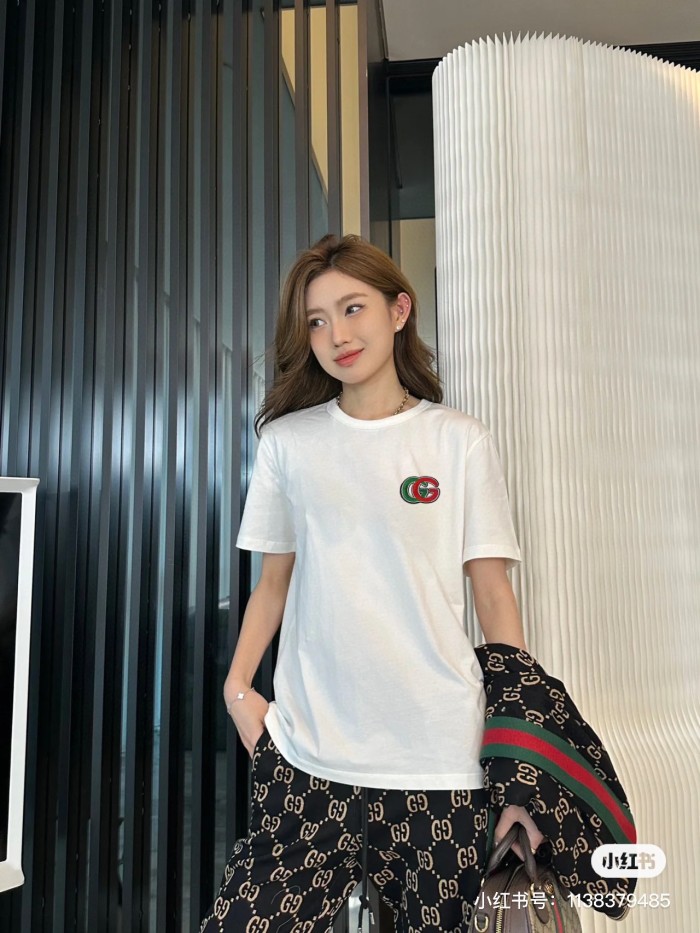 【限定】グッチ コピーおすすめ 2024春夏新作カラー刺繍ロゴラウンドネック半袖Tシャツ2色
