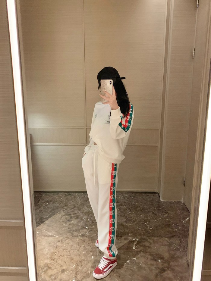 【限定】グッチ 激安偽物 24SS春先の新作Guccオーダーメイドリボン着痩せスウェットパンツスーツ