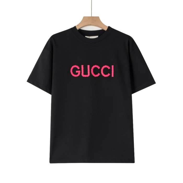 大人気 グッチ スーパーコピー GUCCI24春先の新作Tシャツピンクのアルファベット刺繍ロゴ柄半袖Ｔシャツ